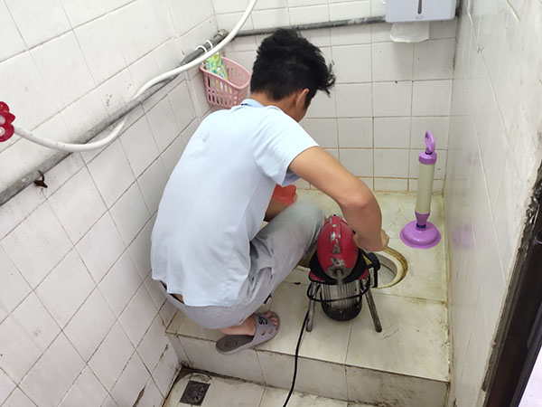 林西管道堵塞冒臭气 专业师傅现场解决问题